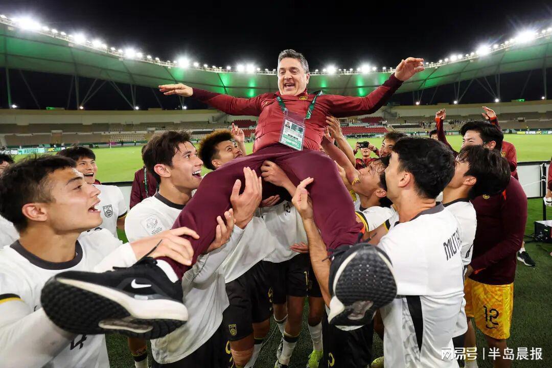 世界杯比赛安排-U23国足更衣室狂欢庆祝,主帅安东尼奥:先享受今天再考虑日本