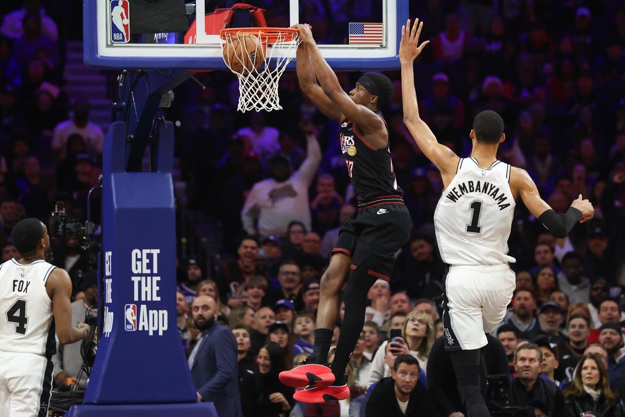 世界杯八强对阵-40分惨败马刺，76人脸都丢尽了！文班汗都没出，探花被榜眼完爆